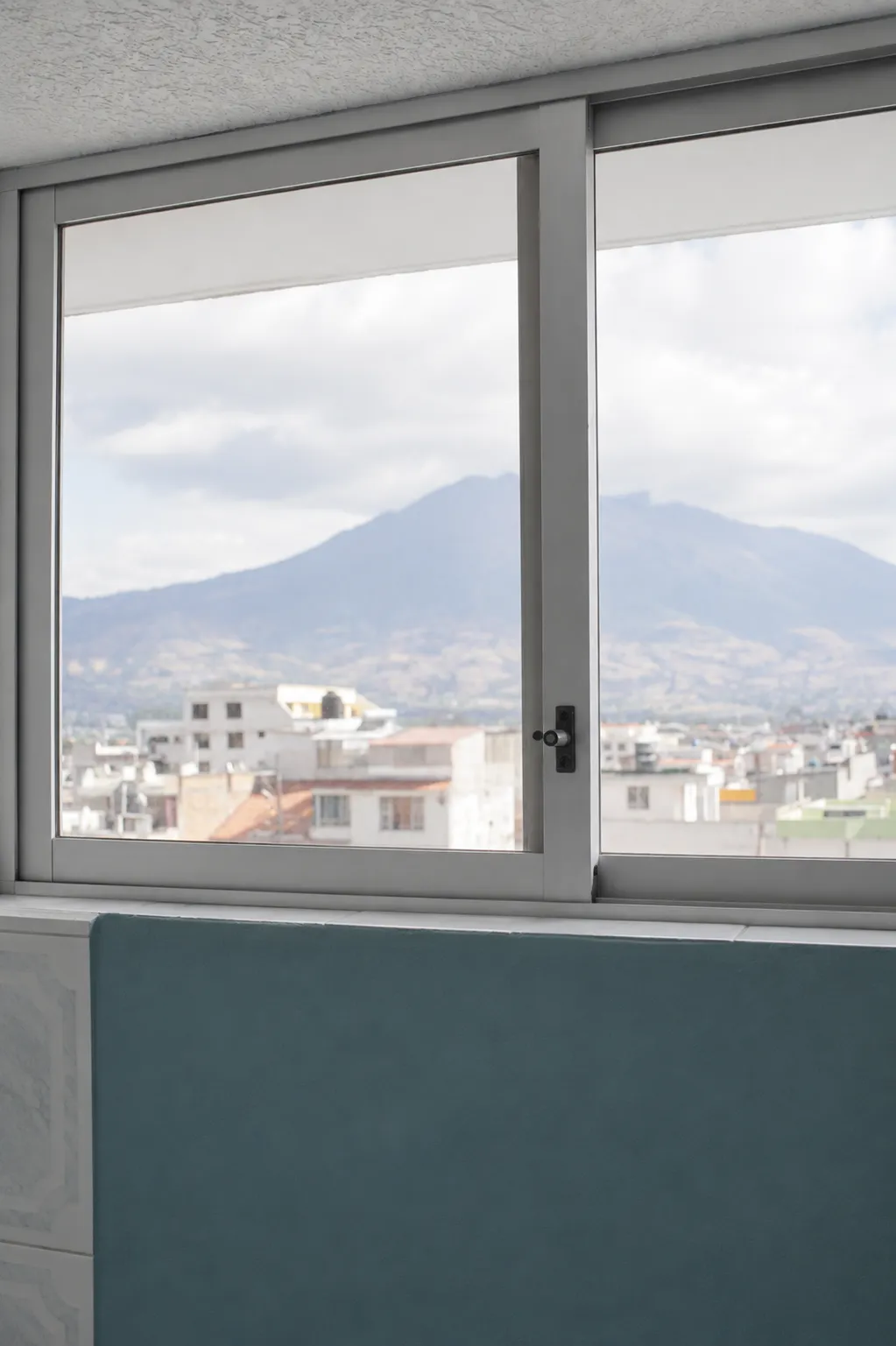 Vista de la ciudad y la montaña desde una ventana